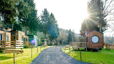 Tiny houses aan een weg op vakantiepark Landal Nature Parc Saint Hubert