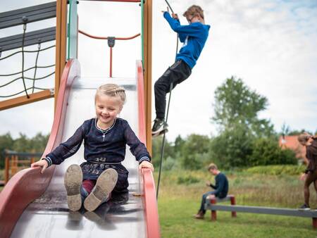 Speeltuin met glijbaan op vakantiepark Landal Natuurdorp Suyderoogh