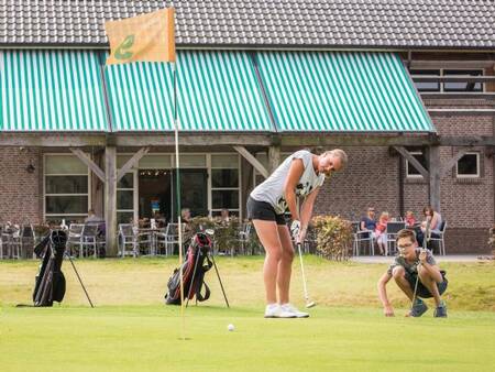 Golfen op de golfbaan die naast vakantiepark Landal Orveltermarke ligt