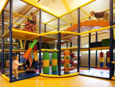 Kinderen spelen in de indoorspeeltuin van Landal Orveltermarke