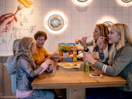 Lekker eten in de snackbar op vakantiepark Landal Port Greve