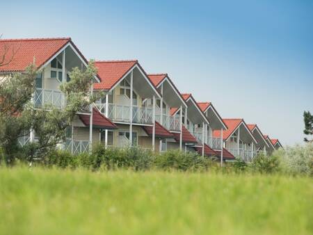 Een rij vakantiehuizen op vakantiepark Landal Port Greve