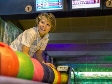 Bowlen op de bowlingbaan op vakantiepark Landal Rabbit Hill