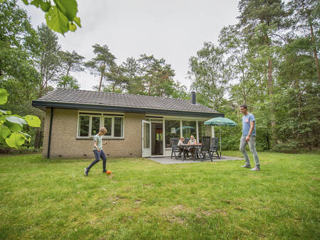 Spelen in de tuin van een vakantiehuis op vakantiepark Landal Rabbit Hill