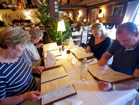 Gezellig uit eten in restaurant De Schouwse Hoeve op vakantiepark Landal Resort Haamstede