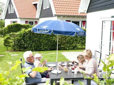 Tuin met een terras van een vakantiehuis op vakantiepark Landal Resort Haamstede