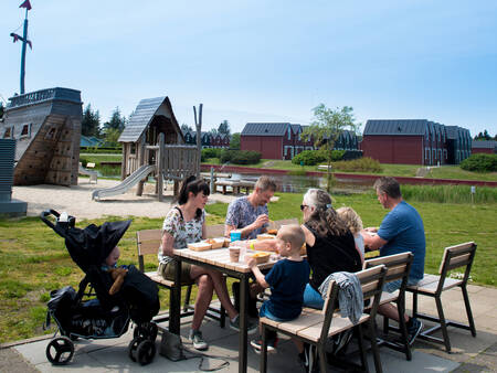 Genieten van een hapje op het terras op vakantiepark Landal Seawest