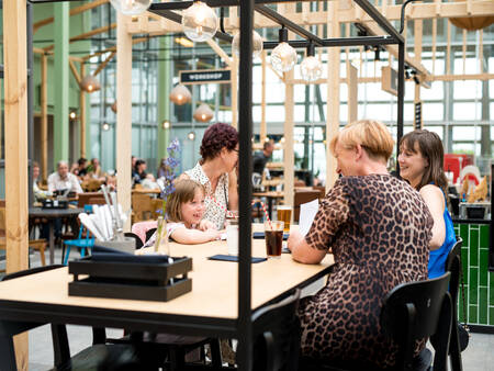 Genieten van een drankje in een restaurant op vakantiepark Landal Seawest