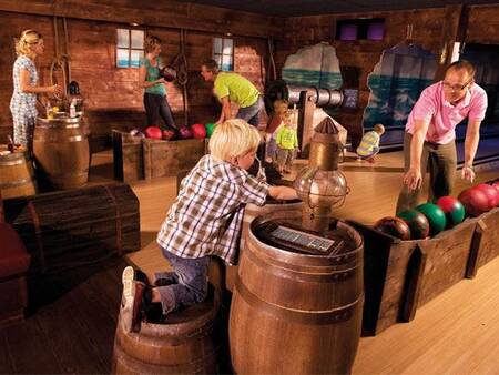 Een potje bowlen op de bowlingbaan van vakantiepark Landal Sluftervallei