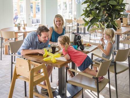 Dineren in de Brasserie van vakantiepark Landal Sluftervallei