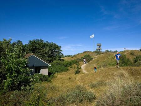 Wandelen door de duinen vlakbij Landal Sluftervallei