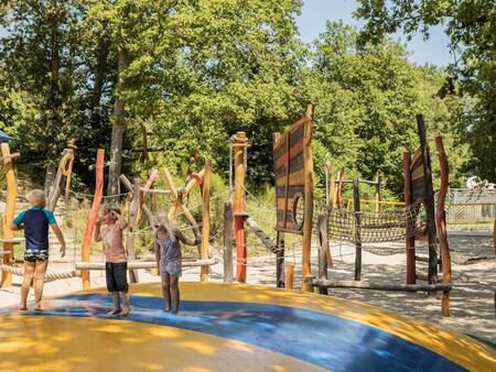 Airtrampoline in een speeltuin op vakantiepark Landal Sonnenberg