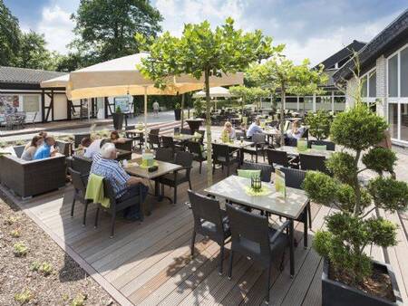 Genieten van de zon op het terras van de Brasserie op vakantiepark Landal Sonnenberg