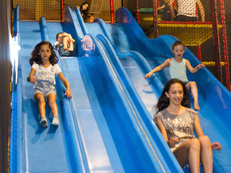 Glijbanen in de indoorspeeltuin van vakantiepark Landal Sonnenberg