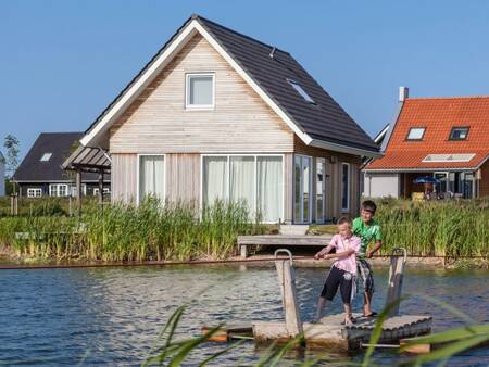 2 kinderen spelen op een pontje op vakantiepark Landal Strand Resort Nieuwvliet-Bad