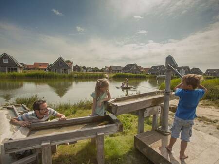 Een gezin speelt in de waterspeeltuin op vakantiepark Landal Strand Resort Nieuwvliet-Bad