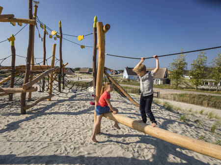 Speeltuin op een hoge duin op vakantiepark Landal Strand Resort Ouddorp Duin