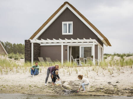 De vakantiehuizen op Landal Strand Resort Ouddorp Duin liggen in een duinlandschap