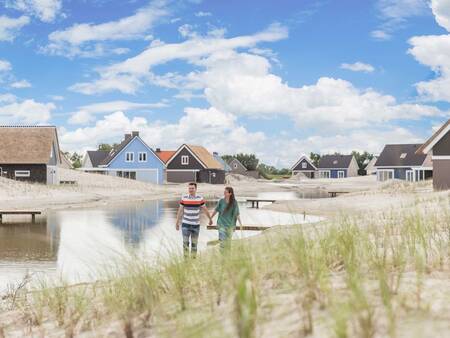 Vakantiehuizen aan een waterpartij op vakantiepark Landal Strand Resort Ouddorp Duin