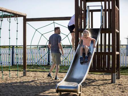 Kinderen spelen in de speeltuin op Landal Strandappartementen Fyrklit