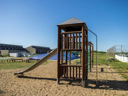 Speeltuin met klimtoestel en airtrampoline op Landal Strandappartementen Fyrklit