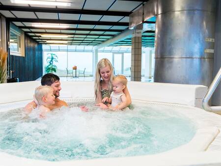 Gezin in het bubbelbad van het zwembad van Landal Strandappartementen Fyrklit