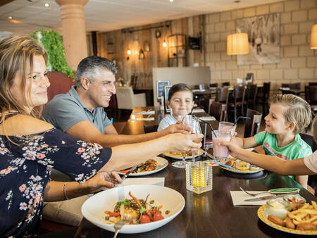 Genieten van een heerlijk diner bij Timber's Brasserie op vakantiepark Landal Stroombroek