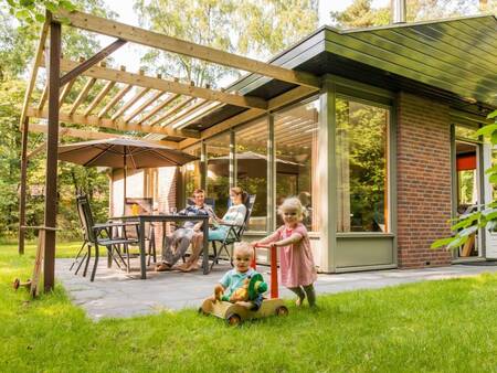 Terras met pergola van een vakantiehuis op vakantiepark Landal Twenhaarsveld