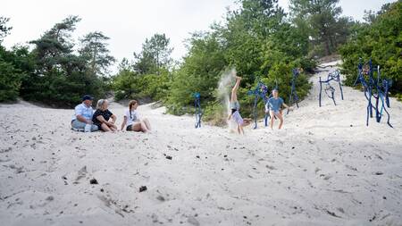 Gezin aan het spelen in de Schoorlse Duinen bij Landal Vakantiepark Duynvallei