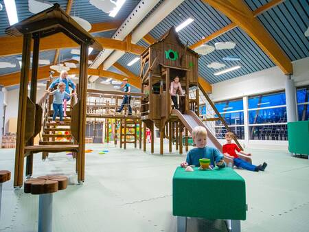 Kinderen spelen in de indoorspeeltuin op Landal Vakantiepark Søhøjlandet