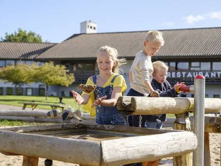 Kinderen spelen in de waterspeeltuin op Landal Vakantiepark Søhøjlandet