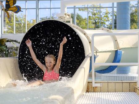 Meisje op de glijbaan in het zwembad van Landal Vakantiepark Søhøjlandet