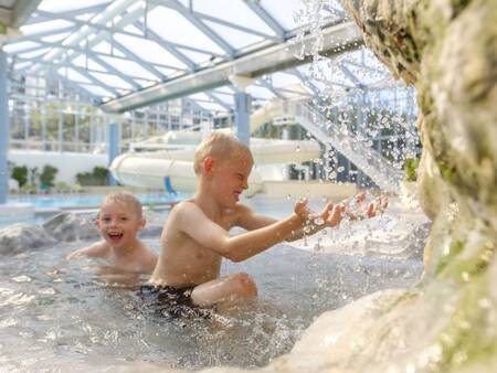 2 kinderen in het peuterbad in het zwembad van Landal Vakantiepark Søhøjlandet