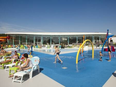 Kinderen spelen in het spraypark van Landal Village l'Eau d'Heure