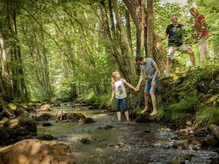 Gezin bij een riviertje in de Ardennen  - Landal Village les Gottales