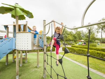Kinderen klimmen in een speeltuin op vakantiepark Landal Villapark Livingstone