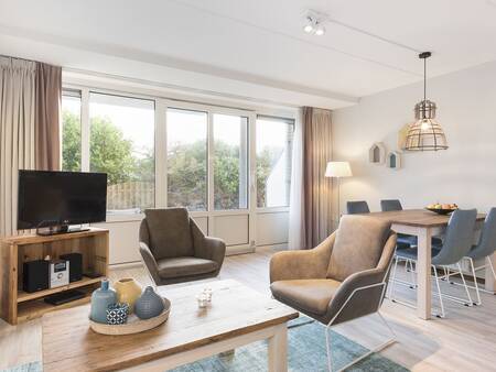 Woonkamer en eettafel van een appartement op Landal Vitamaris