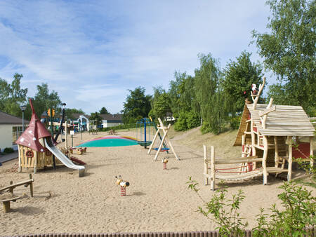 Speeltuin met airtrampoline, schommels en glijbanen op vakantiepark Landal Warsberg