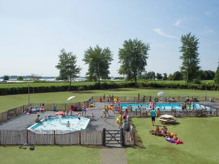 2 omheinde buitenzwembaden op vakantiepark Landal Waterparc Veluwemeer