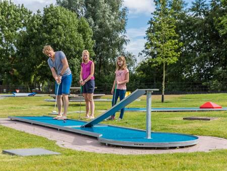 Midgetgolfen met het gezin op vakantiepark Landal Waterparc Veluwemeer