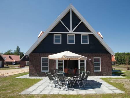 Tuin met terras van een vakantiehuis op vakantiepark Landal Waterparc Veluwemeer