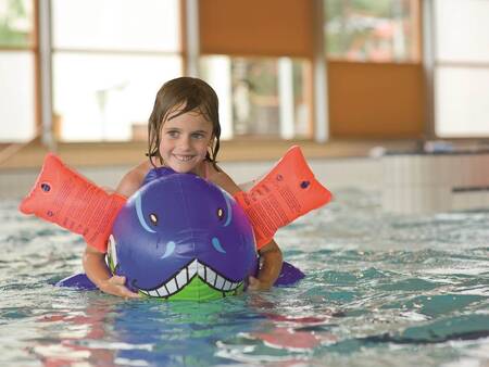 Kind zwemt in Aquaworld Lipno naast vakantiepark Landal Waterpark Marina Lipno