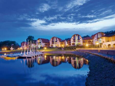 Nachtfoto van het Lipnomeer en Landal Waterpark Marina Lipno