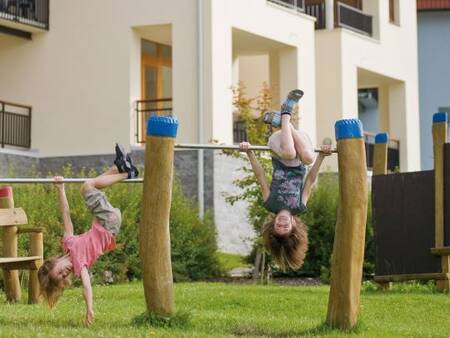 Kinderen spelen in een speeltuin op vakantiepark Landal Waterpark Marina Lipno