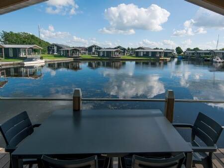 Zicht vanaf het terras van een vakantiehuis op vakantiepark Landal Waterpark Sneekermeer