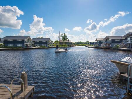 Zeilboot tussen vakantiewoningen op vakantiepark Landal Waterpark Sneekermeer