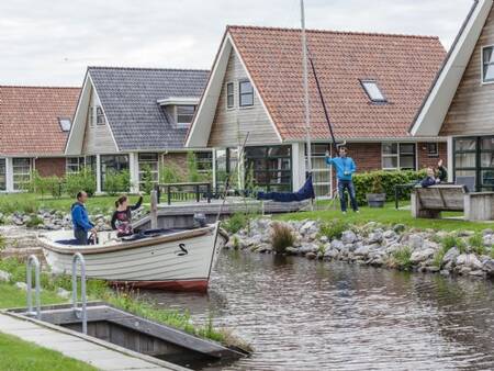Vakantiehuizen met steiger aan het water op vakantiepark Landal Waterpark Terherne