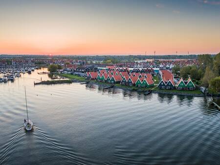 Landal Waterpark Volendam ligt pal aan het Markermeer