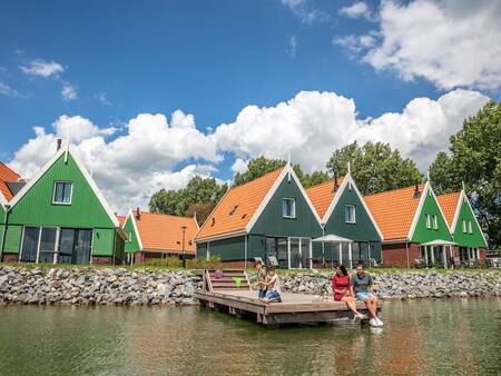 Steiger aan het Markermeer pal voor vakantiehuizen op vakantiepark Landal Waterpark Volendam