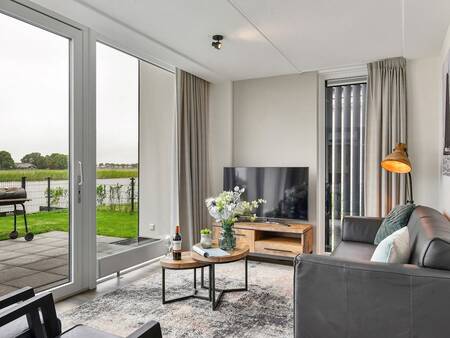 Woonkamer met uitzicht over het water op vakantiepark Landal Waterresort Blocksyl